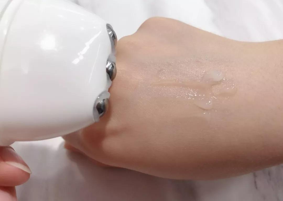 刘诗诗与倪妮再度同框,除了体态外,在脖子上她们也在暗自用力