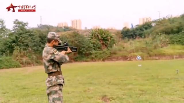 国产电磁枪突然曝光，轻松打穿9层木板，网友：军兔这是开挂了