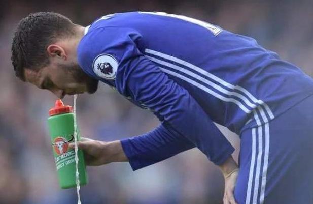 足球运动员训练的时候喝什么水,足球运动员体能为什么这么好