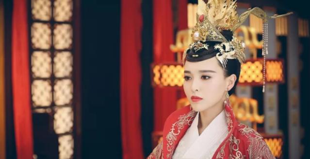 大佬力捧多年没火，“人间富贵花”如今居然凭借几套衣服出圈了？