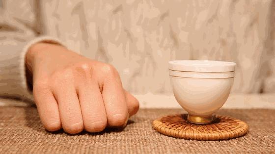 倒茶时对方敲三下桌子是什么意思,涨知识别人给你倒茶为何要敲三下