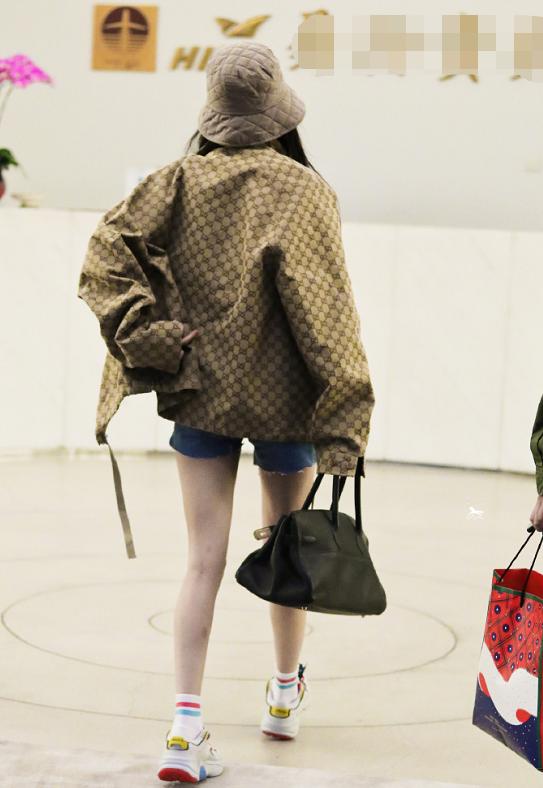 杨幂时尚超标!上裹冬衣露脐戴厚棉帽,下穿热裤大秀神仙漫画腿