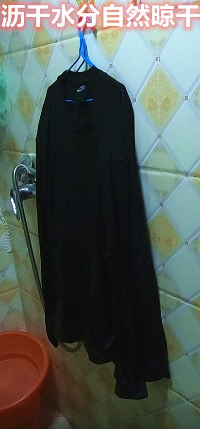 黑色被84腐蚀变色的衣服怎么复原,浸泡掉色的衣服可以恢复吗