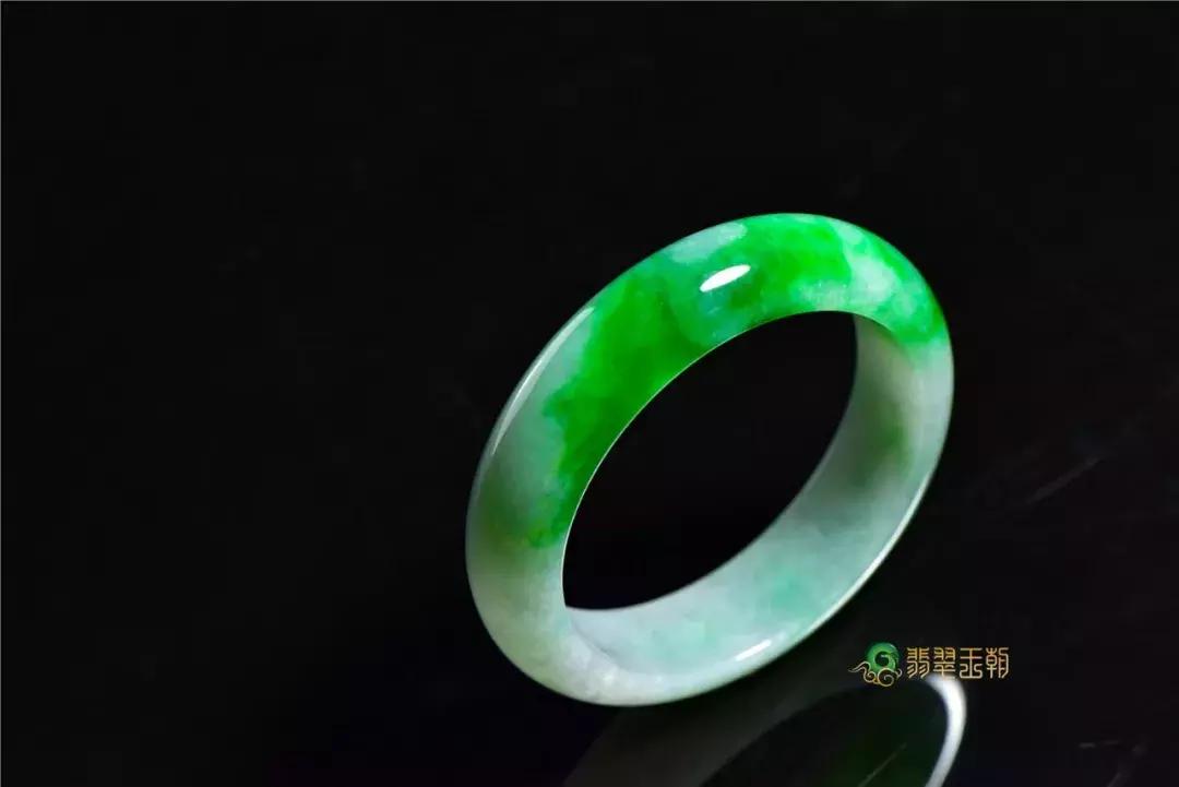 婆婆给儿媳一只金手镯,婆婆给我二手的银手镯