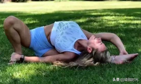 腰部僵硬弯不下？勤练几招瑜伽体式，让身姿更加柔软，似水般温柔