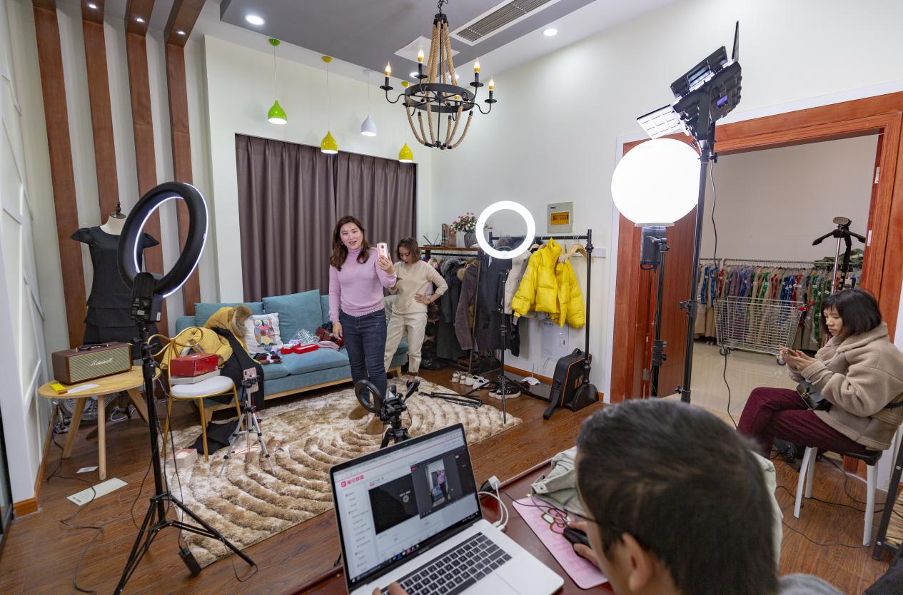 羡慕！线下服装城上淘宝，第一天卖了2000万