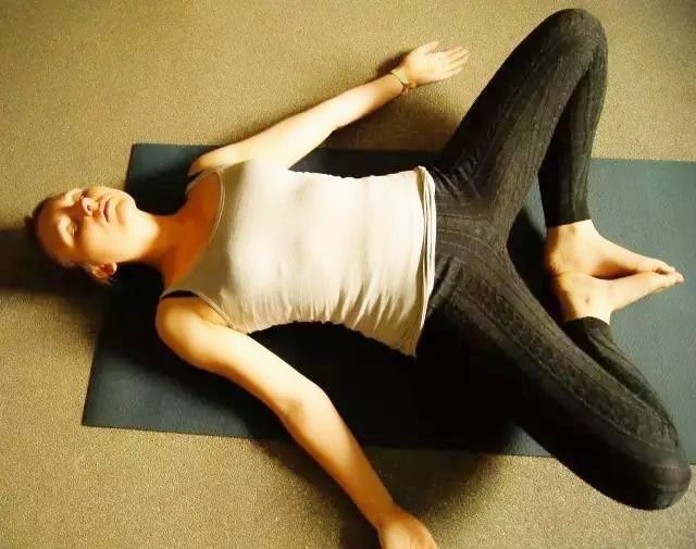 消除腹部胀气的瑜伽体式,助消化减肚子瑜伽