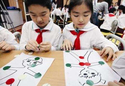 巴西舞蹈家进行“艺术”表演,一位母亲行为引众怒,性教育不可少