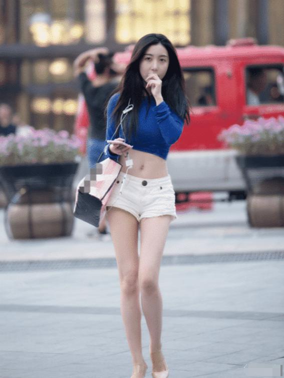 她一身宝蓝“紧身短”上衣,娇淡如凝露,气质美如兰