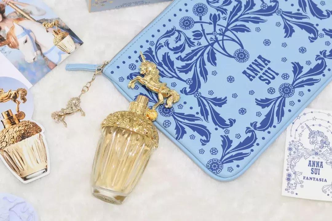 过年穿上红衣服还不够，喷上这支香水就是欧气最旺的锦鲤本鲤