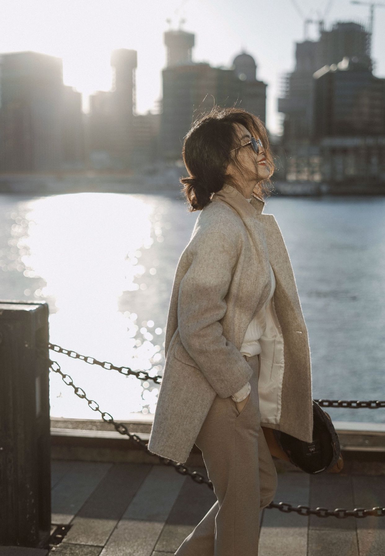 卡其色大衣毛茸茸怎么搭冬季,卡其色短裤呢子大衣穿搭高级感