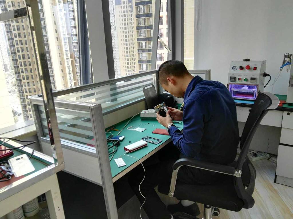 手机掉地上屏幕摔坏了有什么办法,一不小心把手机丢了怎么办