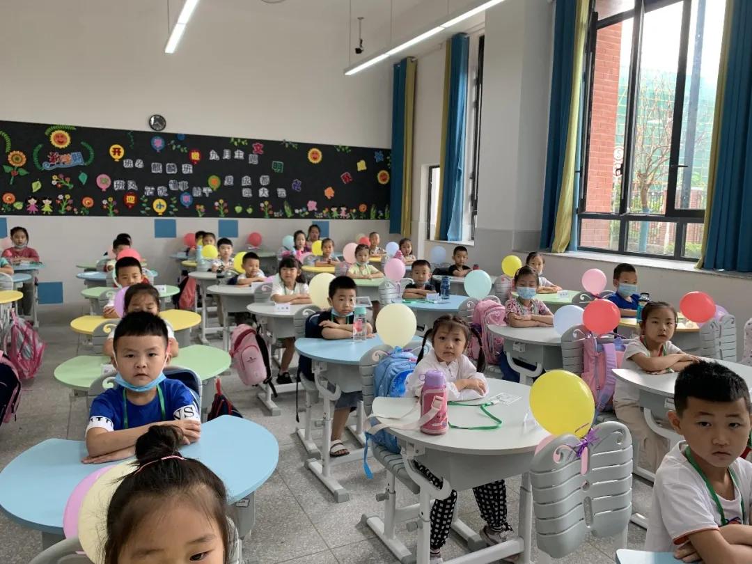 天府新区华阳小学：校园那么美，萌娃来打卡