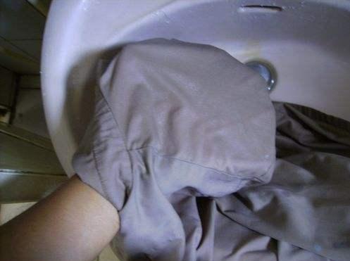 吃饭滴在衣服上的油怎么洗掉,白衣服吃饭滴油怎么去除