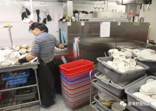 谁惹他们了？香港餐厅的服务员为何这么“愤怒”