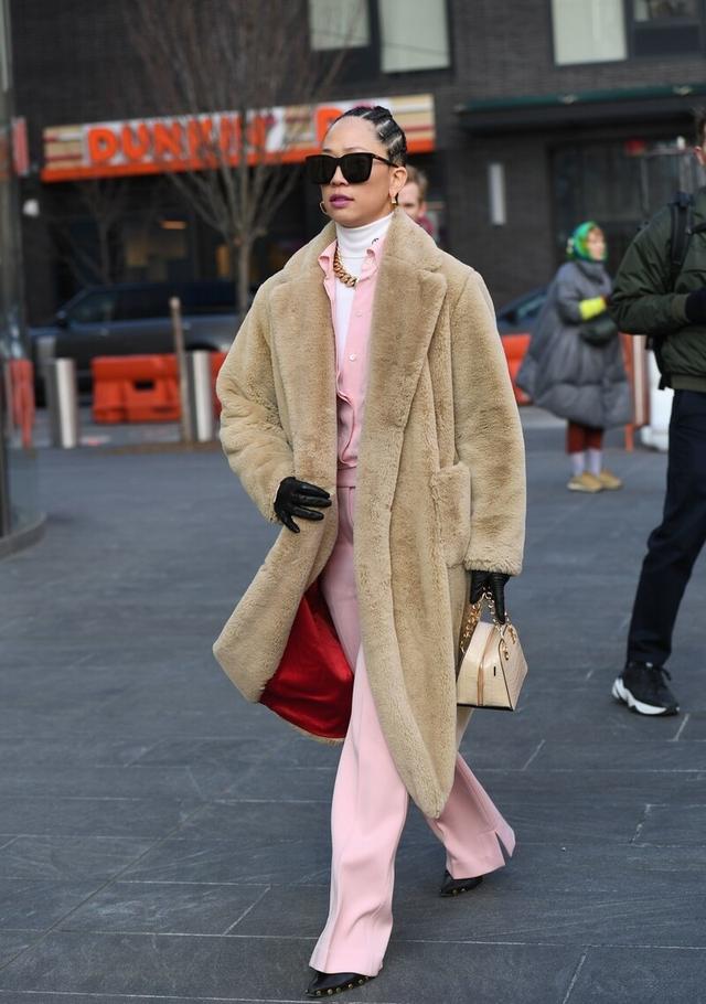 貂绒大衣怎么穿不老气,没有羊绒大衣怎么过冬