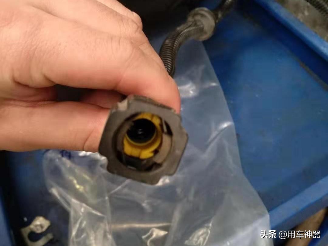 发动机舱突突突异响是怎么回事,过烂路发动机舱有异响怎么回事