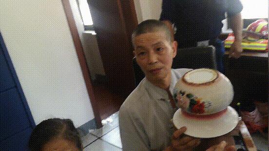 痰盂卡住小孩视频,痰盂卡住孩子