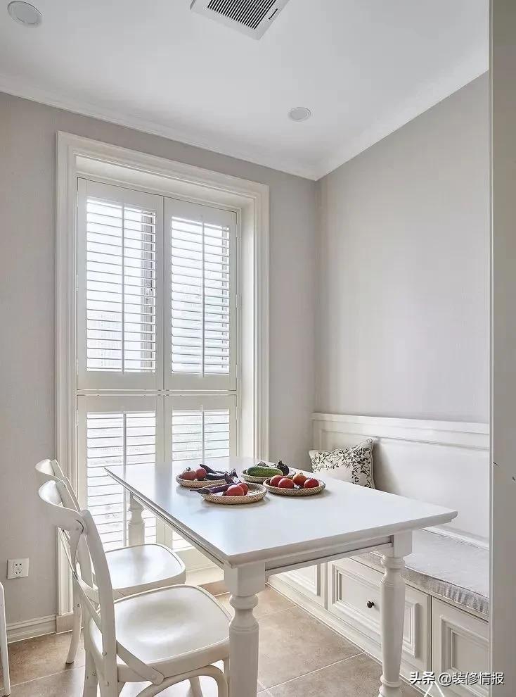 进门就是客餐厅一体卡座设计,餐厅全卡座设计效果图