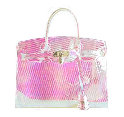 普通包包背腻了,试试“PVC”元素的包包吧,时髦吸睛很高级