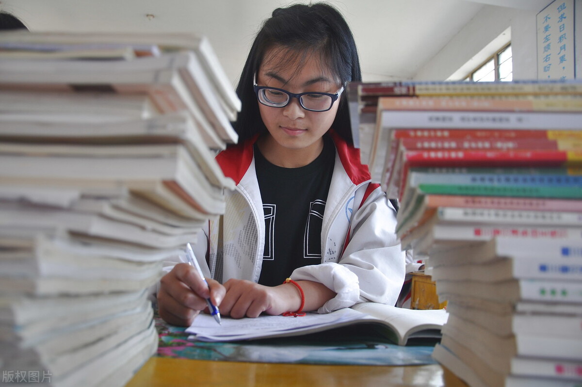 申论大作文一般写多少字,申论作文写正楷字还是行楷