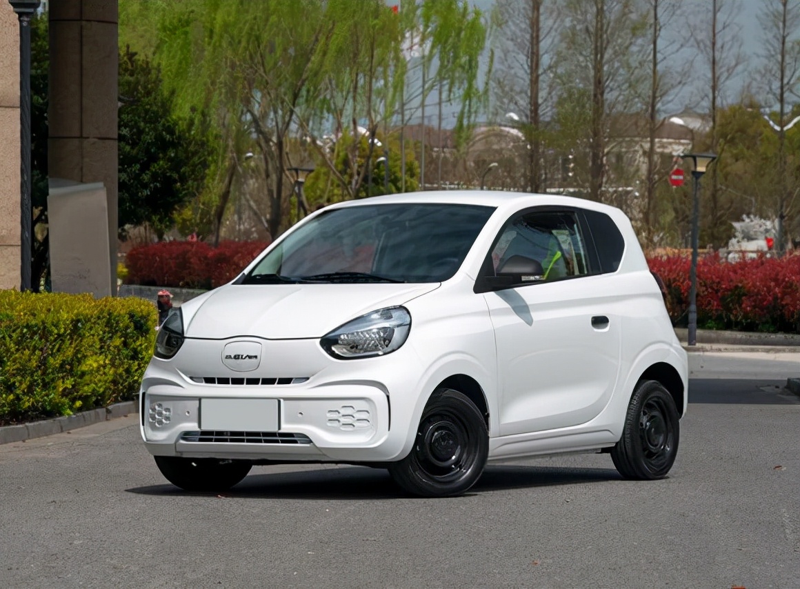 农村代步车宏光mini,宏光miniev和老年代步车