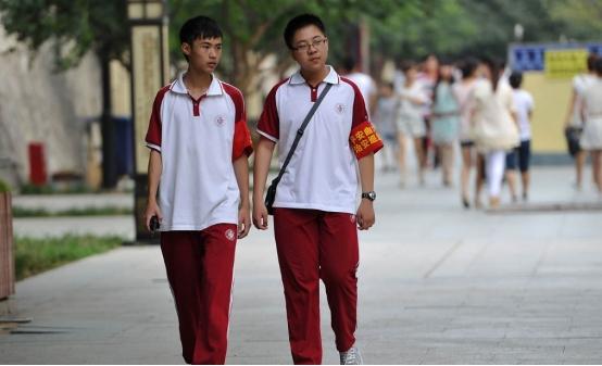 校服太丑不想给小孩穿,校服太丑怎么用鞋子拯救