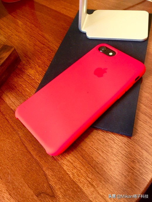 手机到底要不要贴膜和手机壳,手机真的需要套壳贴膜啊