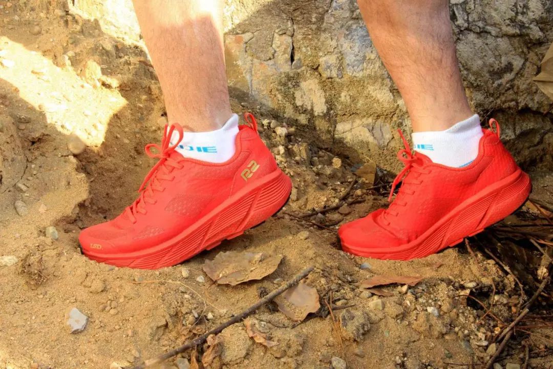 长距离跑步首选,为你的跑步增色:R2赤道LSD跑鞋评测