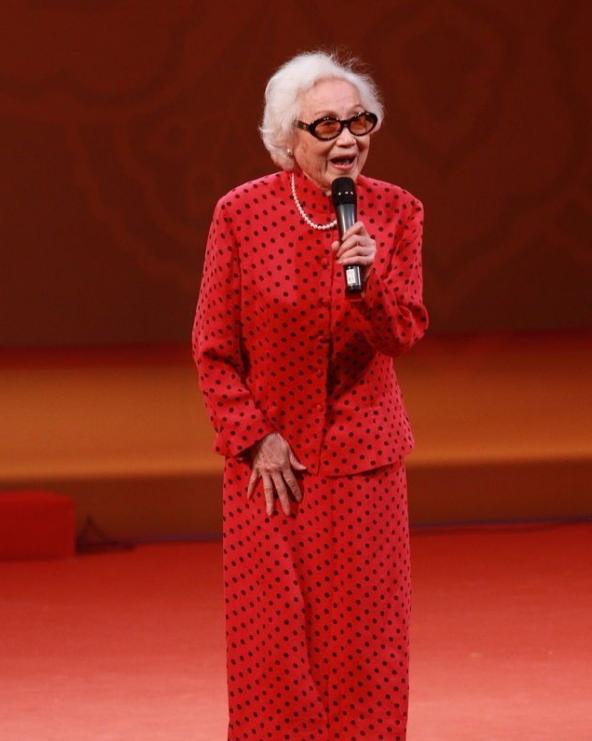 1988年，人大会议上*小平邓**正要抽烟，收到陌生纸条：请你不要吸烟