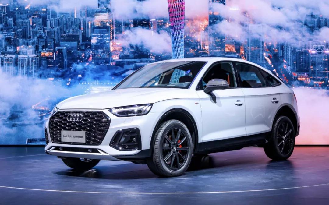 奥迪q5轿跑和奔驰glc,奥迪q5轿跑2022落地