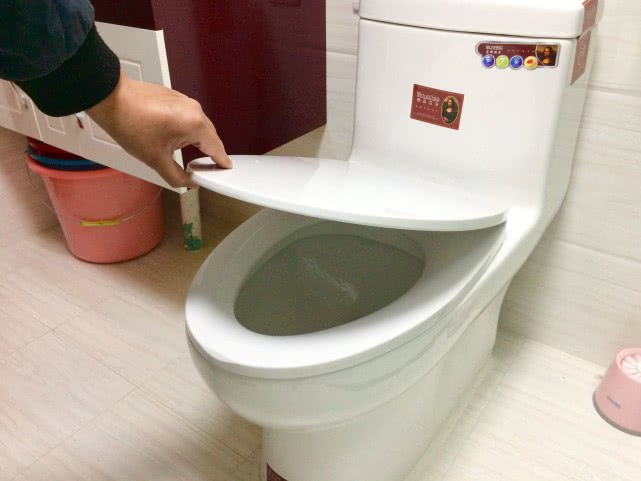 马桶怎么冲水才是正确的,马桶冲水方式如何选择