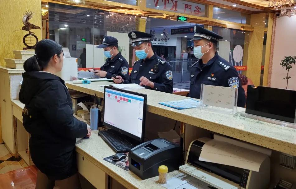 凌晨出动开展夜查行动,警方星夜清查风暴