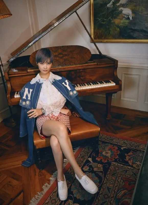 李宇春白裤子黑西装,过膝长筒皮靴李宇春