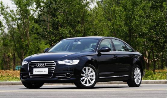 奥迪A6L,搭配3.0T动力,百公里加速仅需6.6秒,油耗9.6L,颜值高