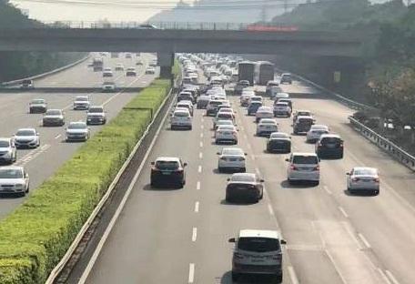 开车半路没油,开车半路没油迷路怎么办