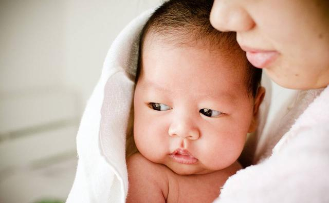 新生妈妈母乳喂养小知识,宝宝母乳喂养初次应该吃什么辅食