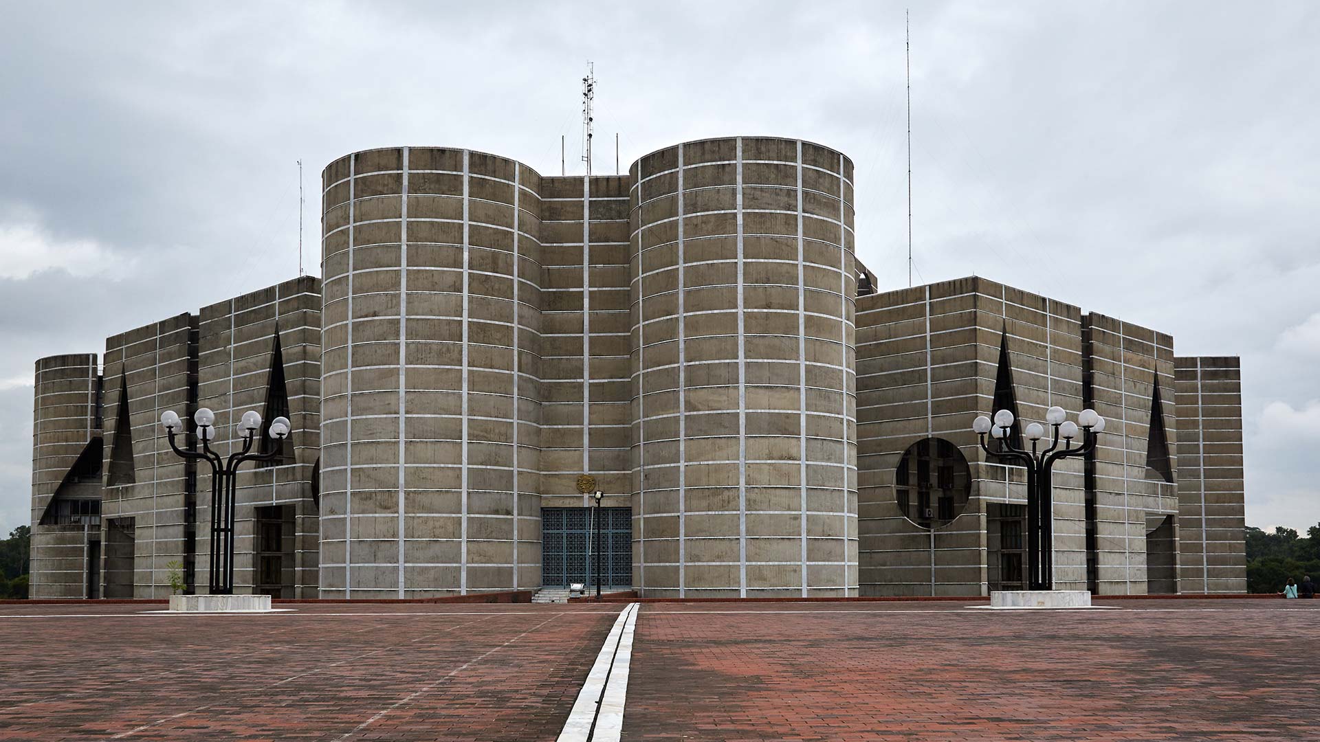 现代主义建筑大师格罗皮乌斯,建筑大师路易斯阿拉干作品