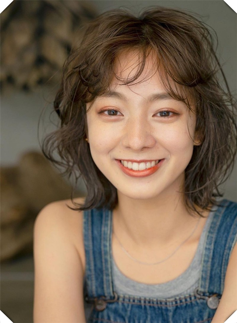 适合尖下巴的发型图片欣赏,下巴短适合什么样的发型图片欣赏