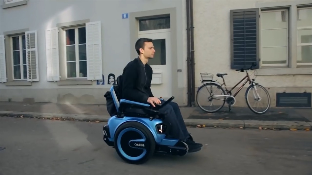 瑞士22岁大学生，发明“自动爬楼梯”轮椅，像坦克的履带？