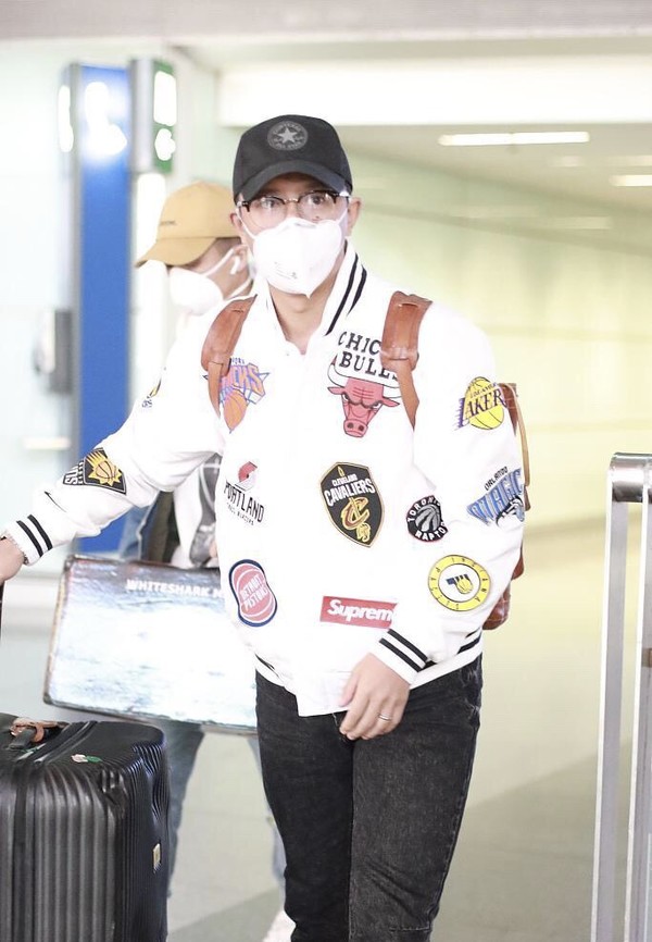 韩庚幸福肥太明显，穿棒球服搭牛仔裤低调复工，难掩健硕身材