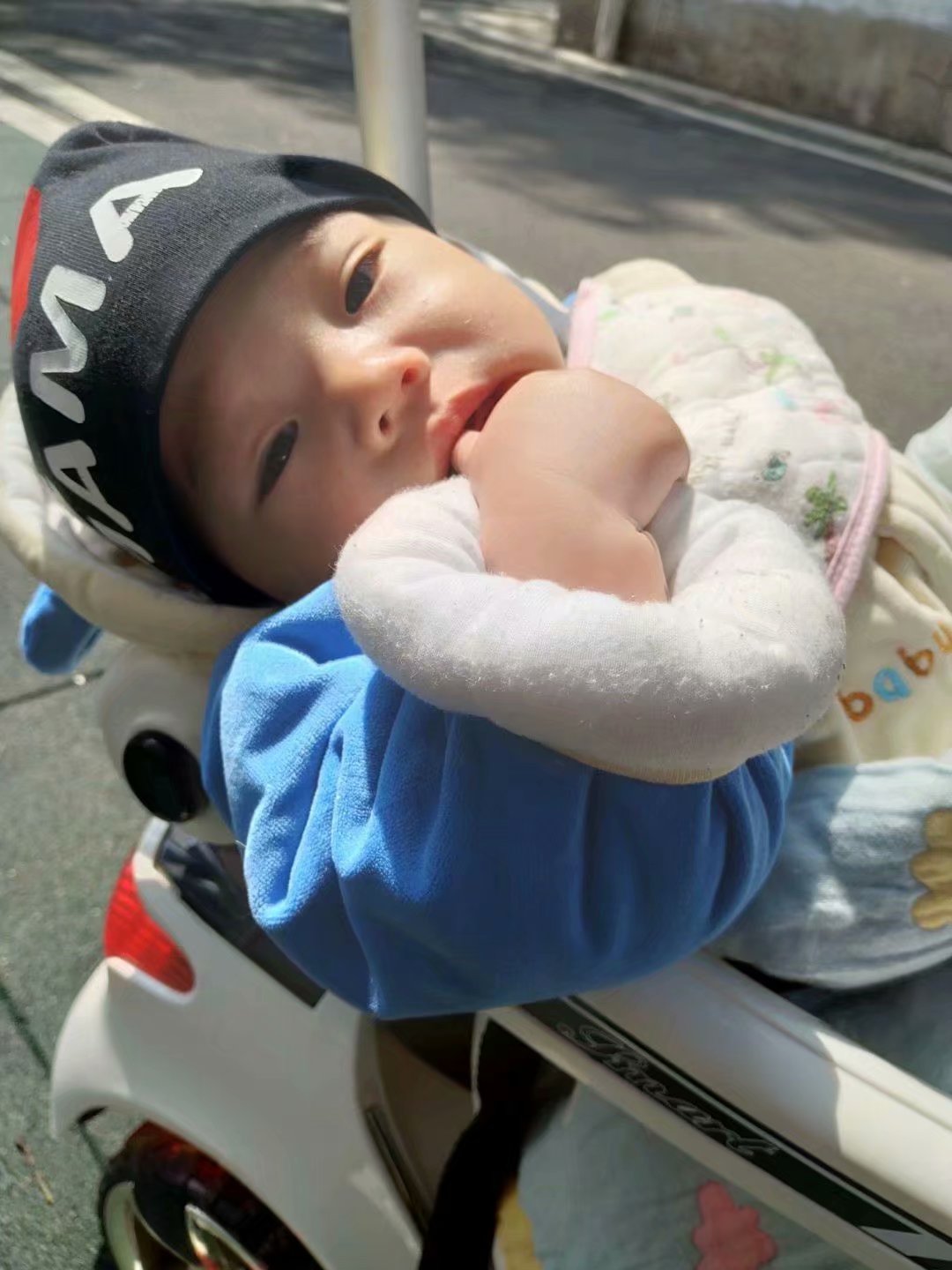 宝宝老是咬下嘴唇有什么方法不咬,2岁宝宝咬下嘴唇怎么改正