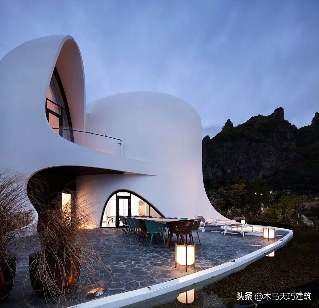 设计一个具有地域文化特色的酒店,10间小型酒店设计