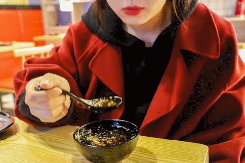 这家国潮网红串串落地襄阳啦,你只管拿串不用涮可以直接开吃