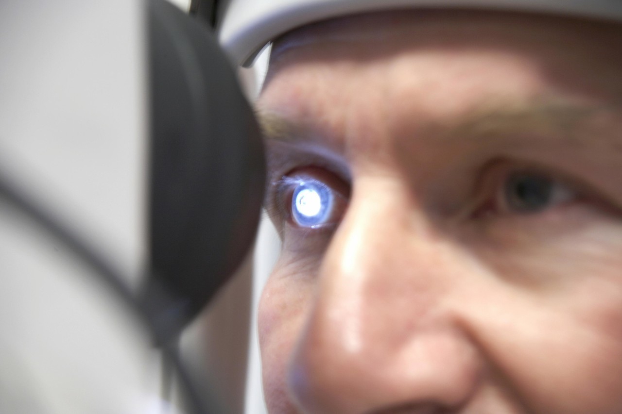 高度近视把眼球压出小孔,高度近视眼睛会炸吗