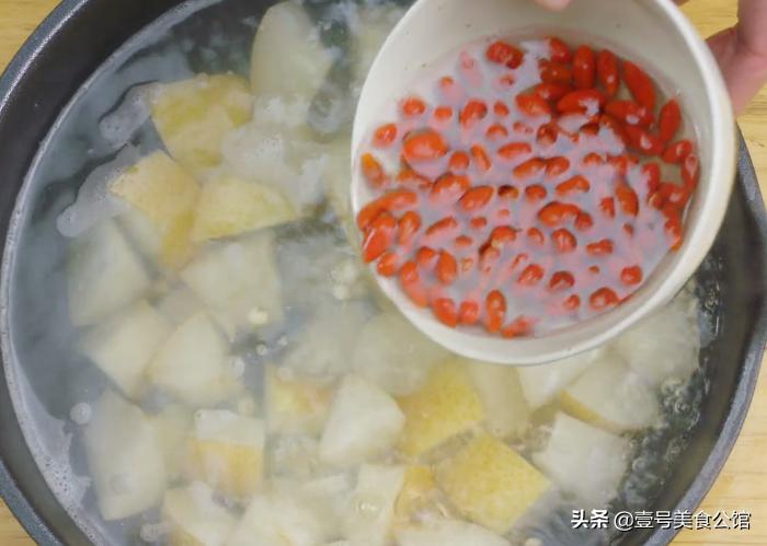 百合莲子川贝雪梨汤的功效与作用,百合川贝雪梨汤哪个时间喝最适合