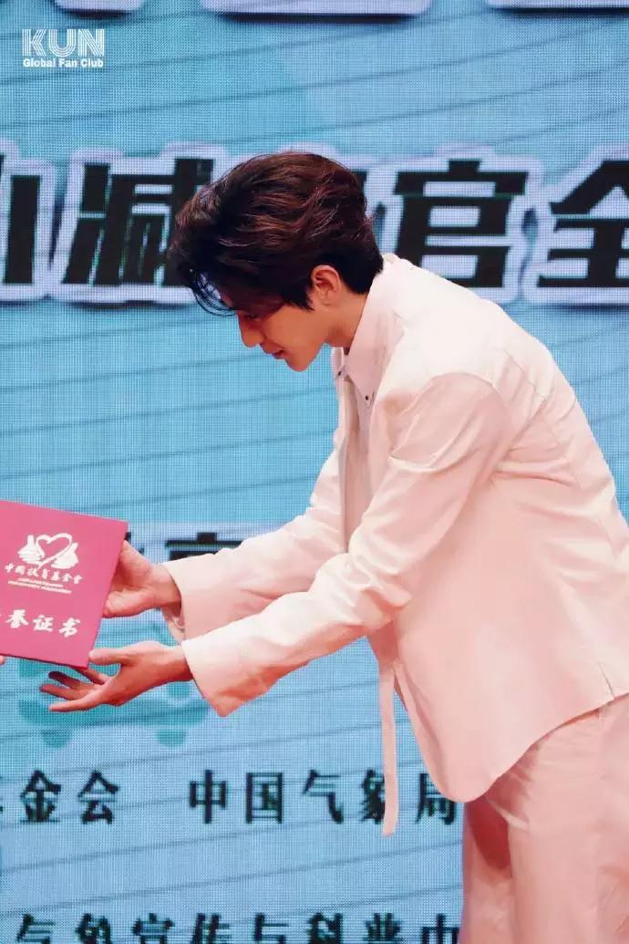 蔡徐坤身高成长史,蔡徐坤为什么相貌改变这么大