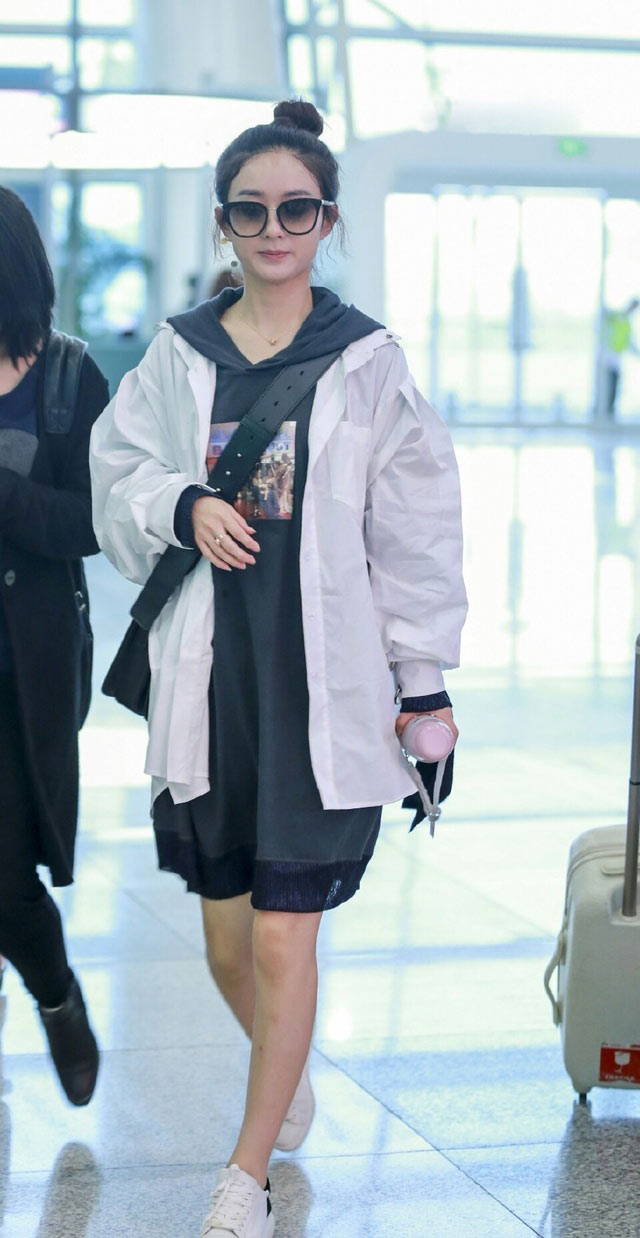 戚薇同款古灵精怪双丸子头教程,戚薇扎丸子头简单扎法