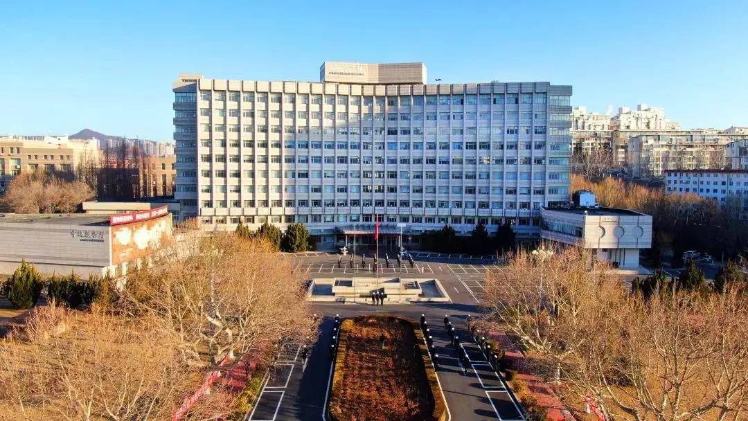 打破“寒门”！低保男孩考入211却没钱上学，暖心学校一张机票感动无数人！