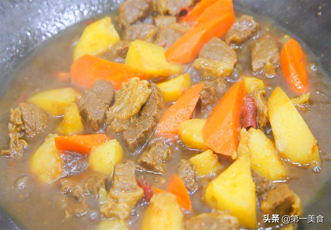 厨师长分享土豆炖牛腩的做法,大厨土豆牛腩炖得很烂秘诀